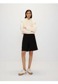 Reserved - Szorty z wiskozą - czarny. Kolor: czarny. Materiał: wiskoza. Wzór: gładki #1