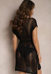 Renee - Czarna Narzutka Sukienka Mini z Szydełkowej Tkaniny Ozdobiona Rozcięciami i Troczkiem w Pasie Bergamini. Kolor: czarny. Materiał: tkanina. Wzór: aplikacja. Długość: mini