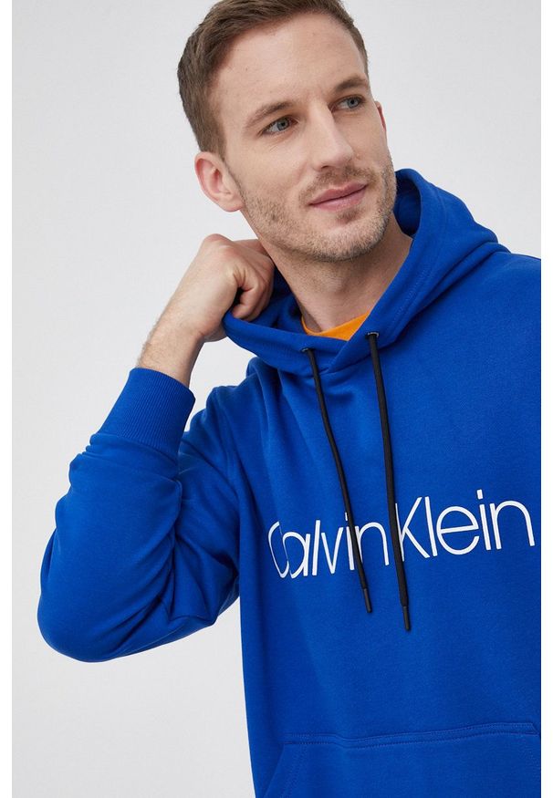 Calvin Klein - Bluza bawełniana. Okazja: na co dzień. Kolor: niebieski. Materiał: bawełna. Wzór: nadruk. Styl: casual