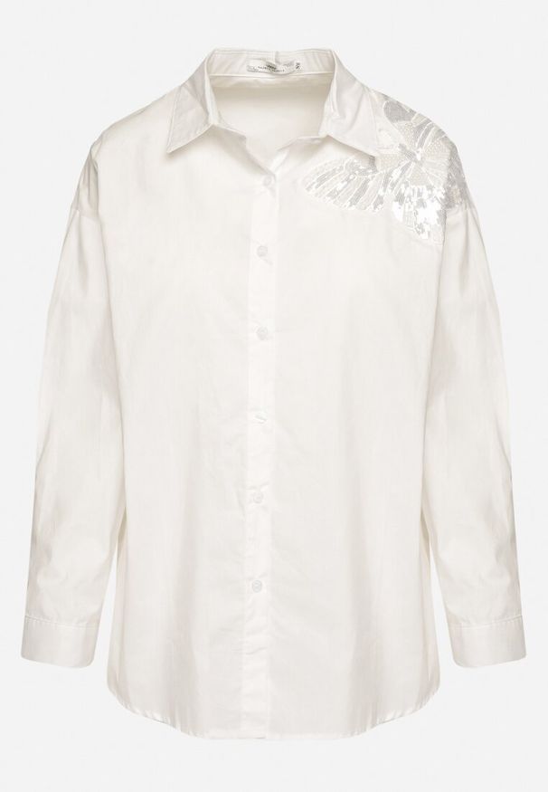 Born2be - Biała Bawełniana Koszula Ozdobiona Naszywką z Perełkami i Cekinami Merisaura. Okazja: na co dzień. Typ kołnierza: kołnierzyk klasyczny. Kolor: biały. Materiał: bawełna. Długość rękawa: długi rękaw. Długość: długie. Wzór: aplikacja. Styl: klasyczny, casual