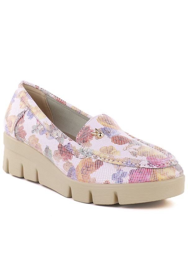 Półbuty damskie na platformie różowe w kwiaty M.Daszyński MR23109D. Kolor: różowy. Materiał: skóra ekologiczna. Wzór: kwiaty. Obcas: na platformie. Styl: elegancki