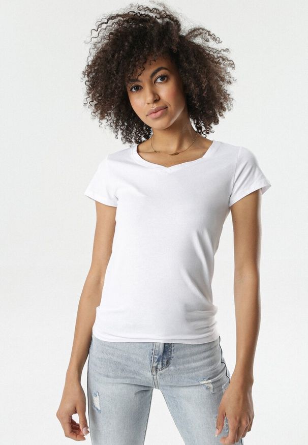Born2be - Biały T-shirt Nysalphia. Kolor: biały. Materiał: bawełna, dzianina, elastan. Długość rękawa: krótki rękaw. Długość: krótkie. Styl: klasyczny