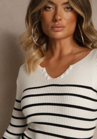 Renee - Biała Bluzka z Bawełną z Motywem Pasków i Guzikami Serisse. Okazja: do pracy, na co dzień, na spotkanie biznesowe. Kolor: biały. Materiał: bawełna. Wzór: paski. Styl: casual, biznesowy #2