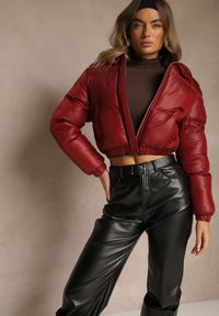 Renee - Bordowa Pikowana Kurtka z Nieodpinanym Kapturem o Krótkim Kroju Tinneira. Okazja: na spacer. Kolor: czerwony. Materiał: jeans. Długość: krótkie. Styl: elegancki