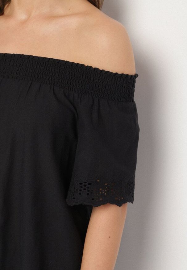 Born2be - Czarna Bawełniana Sukienka Hiszpanka z Ażurowymi Zdobieniami Filissa. Okazja: na co dzień. Typ kołnierza: dekolt hiszpanka. Kolor: czarny. Materiał: bawełna. Długość rękawa: krótki rękaw. Wzór: ażurowy, aplikacja. Typ sukienki: rozkloszowane, z odkrytymi ramionami. Styl: casual