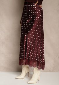 Renee - Bordowa Spódnica z Wiskozy High Waist Ozdobiona Kropkami i Koronką Monivia. Stan: podwyższony. Kolor: czerwony. Materiał: wiskoza, koronka. Wzór: aplikacja, kropki, koronka #2