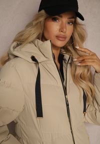 Renee - Jasnobeżowa Kurtka Pikowana o Długim Kroju z Kapturem i Suwakiem Dwukierunkowym Naomira. Okazja: na co dzień. Typ kołnierza: kaptur. Kolor: beżowy. Materiał: dzianina, jeans. Długość: długie. Sezon: zima. Styl: casual, elegancki #2