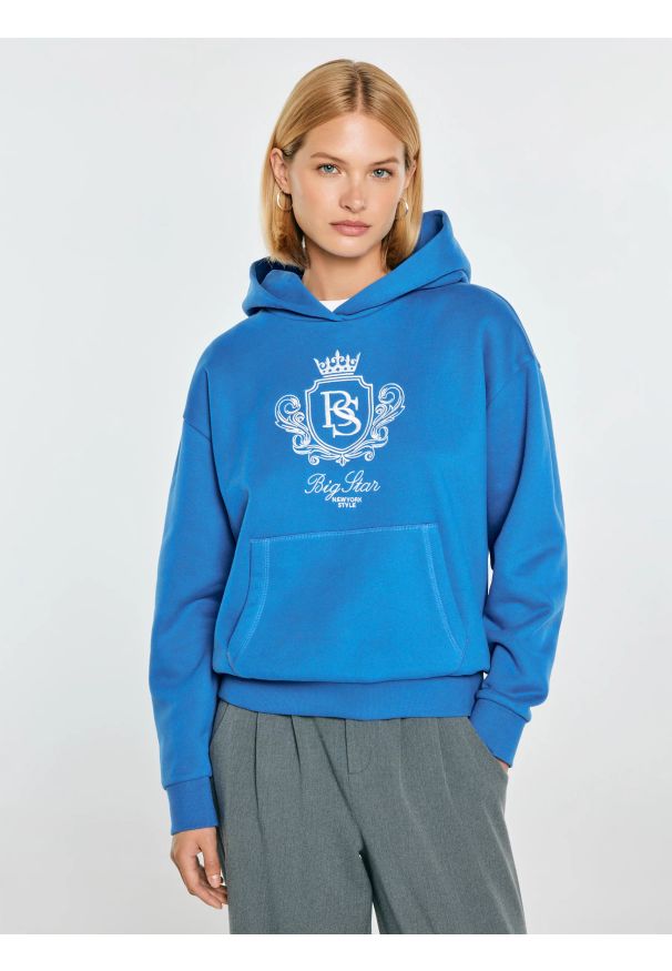 Big-Star - bluza damska z kapturem i haftowanym logo niebieska afraja 401. Typ kołnierza: kaptur. Kolor: niebieski. Materiał: dzianina. Wzór: haft. Styl: klasyczny