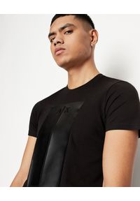 Armani Exchange - ARMANI EXCHANGE - Czarny bawełniany T-shirt z logo. Kolor: czarny. Materiał: bawełna. Wzór: nadruk. Styl: klasyczny