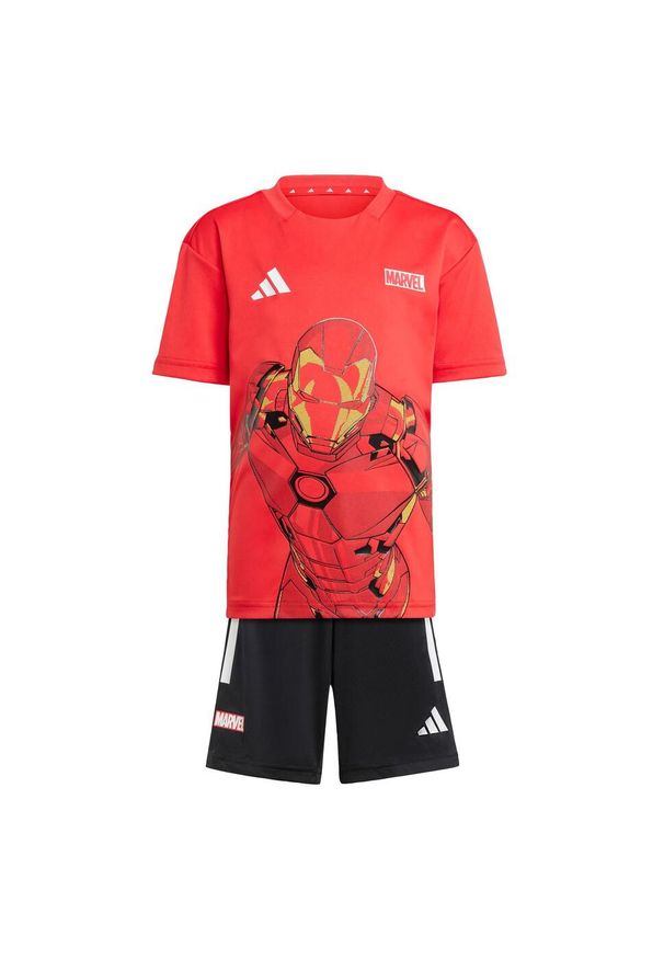 Zestaw Adidas Marvel Iron-Man T-Shirt. Okazja: na uczelnię. Kolor: czerwony, biały, wielokolorowy. Materiał: dresówka. Wzór: motyw z bajki