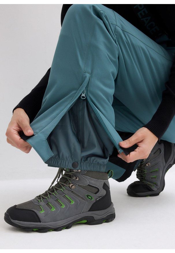 bonprix - Spodnie narciarskie ocieplane i nieprzemakalne, z odpinanymi szelkami, straight. Kolor: zielony