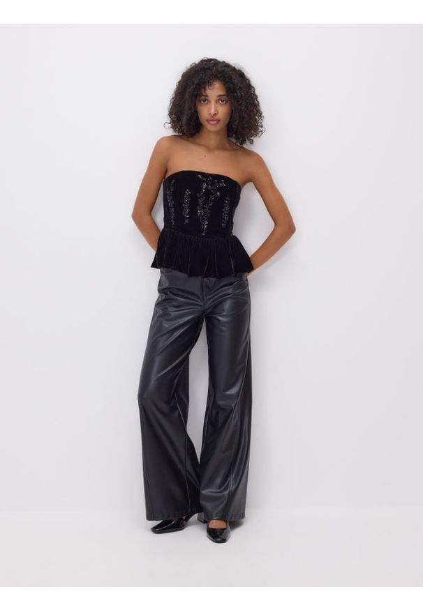 Reserved - Top z cekinami - czarny. Kolor: czarny. Materiał: dzianina