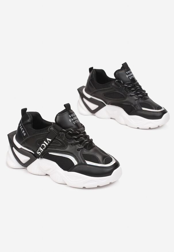 Born2be - Czarne Sneakersy Astoreia. Okazja: na co dzień. Wysokość cholewki: przed kostkę. Kolor: czarny. Materiał: materiał. Wzór: aplikacja, napisy. Sport: turystyka piesza