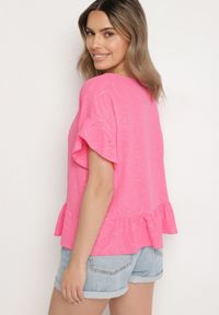 Born2be - Fuksjowa Bluzka o Kroju Oversize z Falbanami Livelle. Okazja: na co dzień. Kolor: różowy. Materiał: jeans. Długość rękawa: krótki rękaw. Długość: krótkie. Styl: casual #6