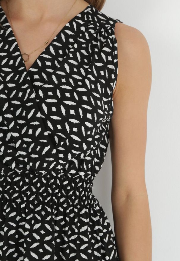 Born2be - Czarna Sukienka Midi z Wiskozy z Cienkimi Gumkami w Pasie i Kopertowym Dekoltem Manni. Typ kołnierza: dekolt kopertowy. Kolor: czarny. Materiał: wiskoza. Długość rękawa: bez rękawów. Wzór: kwiaty. Typ sukienki: kopertowe. Długość: midi