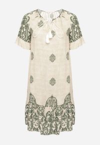 Born2be - Zielona Wiskozowa Sukienka w Stylu Boho z Frędzlami i Falbankami Korilia. Typ kołnierza: kołnierz z falbankami. Kolor: zielony. Materiał: wiskoza. Sezon: lato. Styl: boho #3