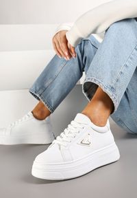 Born2be - Białe Sneakersy Vices na Platformie z Ozdobną Aplikacją Aramiella. Okazja: na co dzień. Kolor: biały. Materiał: jeans. Wzór: aplikacja. Obcas: na platformie