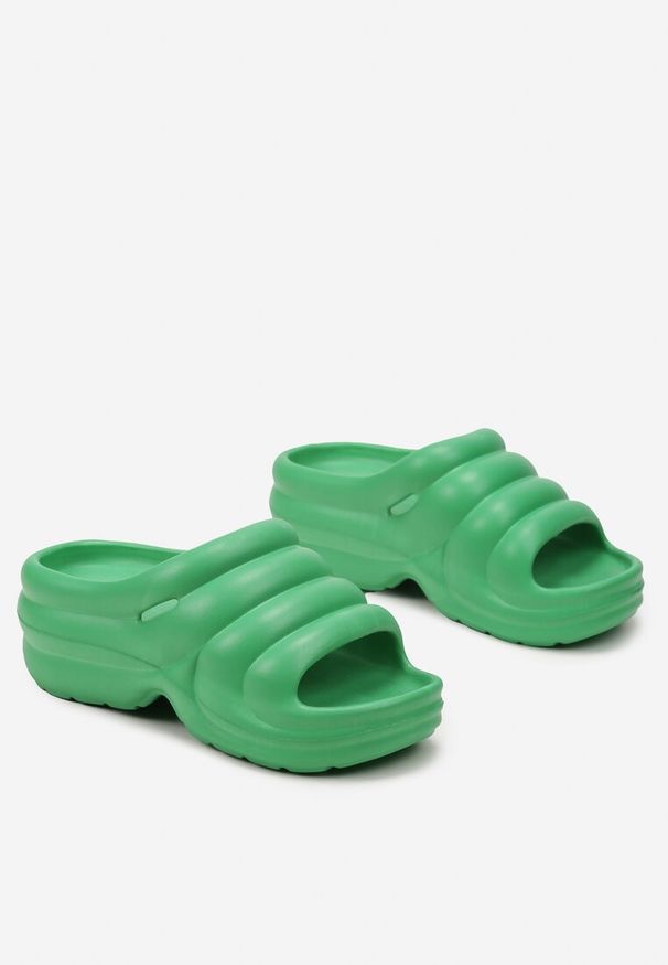 Renee - Zielone Designerskie Gumowe Klapki z Okrągłym Noskiem Vilnira. Okazja: na plażę, do domu. Nosek buta: okrągły. Kolor: zielony. Materiał: guma. Wzór: ażurowy. Obcas: na obcasie. Wysokość obcasa: niski