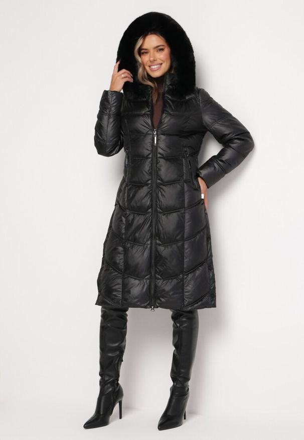 Born2be - Czarna Pikowana Kurtka Płaszcz za Kolano z Kapturem i Futerkiem Naelora. Typ kołnierza: kaptur. Kolor: czarny. Materiał: futro