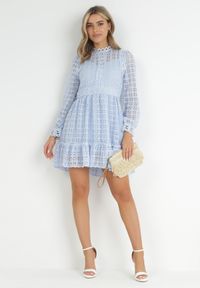 Born2be - Jasnoniebieska Koronkowa Sukienka Mini z Falbanką Kamari. Kolor: niebieski. Materiał: koronka. Wzór: gładki. Sezon: wiosna, lato. Długość: mini #3