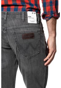 Wrangler - WRANGLER SPODNIE MĘSKIE TEXAS GRAZE W121CN81T 112126095. Stan: podwyższony. Wzór: kolorowy. Sezon: lato. Styl: wizytowy, klasyczny #6