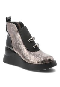 Srebrne Botki S.Barski Stylowe Damskie Buty Na Koturnie. Zapięcie: klamry. Kolor: srebrny. Szerokość cholewki: normalna. Wzór: aplikacja. Sezon: zima, jesień. Obcas: na koturnie. Styl: elegancki #7