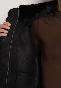 Born2be - Czarna Futrzana Kurtka Ozdobiona Kieszeniami Vetilina. Okazja: na co dzień. Kolor: czarny. Materiał: futro. Wzór: aplikacja. Styl: casual, elegancki #7