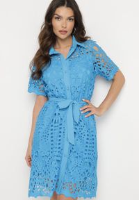 Born2be - Niebieska Ażurowa Sukienka Koszulowa Midi z Wiązanym Paskiem Pamy. Kolor: niebieski. Materiał: koronka, materiał. Długość rękawa: krótki rękaw. Wzór: ażurowy. Typ sukienki: koszulowe. Styl: klasyczny. Długość: midi #1