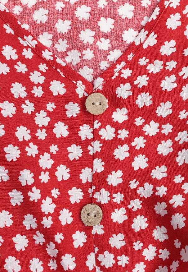 Renee - Czerwona Bawełniana Sukienka o Rozkloszowanym Kroju z Guzikami w Kwiatowy Wzór Roniva. Okazja: na co dzień, na imprezę. Kolor: czerwony. Materiał: bawełna. Wzór: kwiaty. Sezon: lato. Typ sukienki: rozkloszowane, proste. Styl: casual