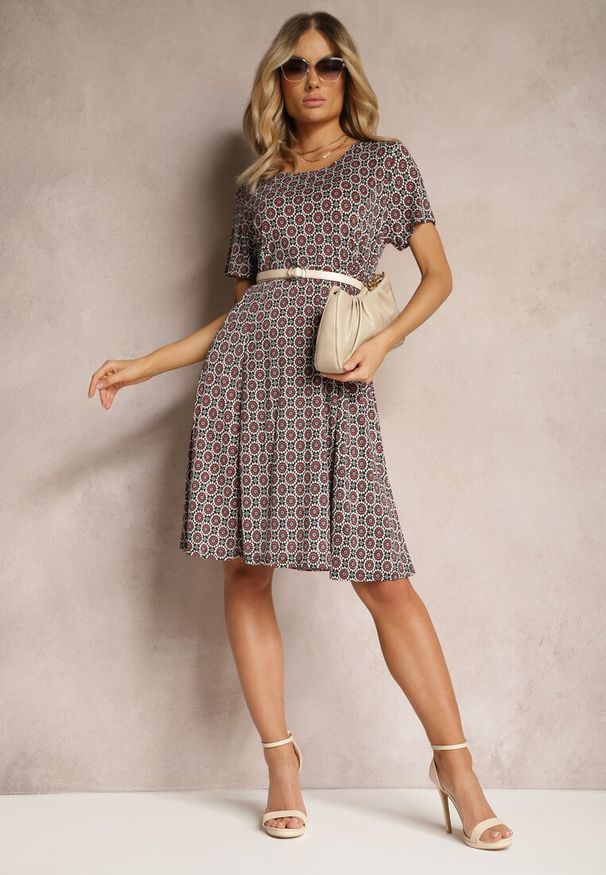 Renee - Czarno-Bordowa Rozkloszowana Sukienka w Ornamentalny Wzór z Wiskozy Oflia. Kolor: czarny. Materiał: wiskoza. Sezon: lato