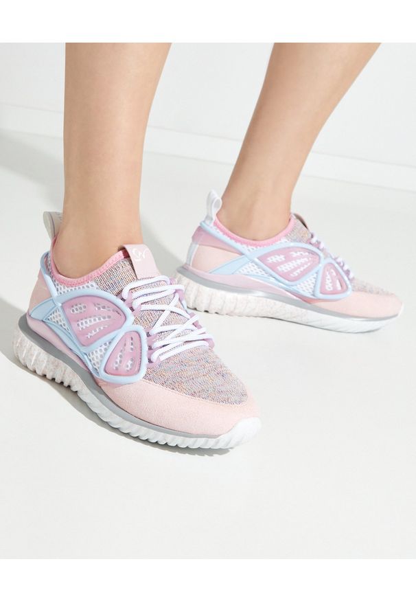 SOPHIA WEBSTER - Różowe sneakersy Fly-By. Kolor: różowy, wielokolorowy, fioletowy. Materiał: guma, tkanina. Wzór: aplikacja
