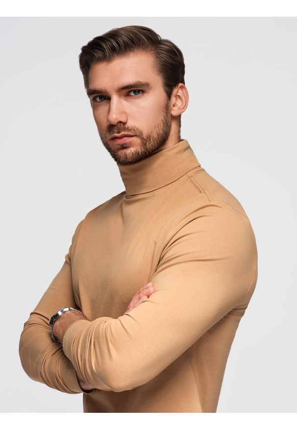 Ombre Clothing - Męski longsleeve gładki z golfem - jasnobrązowy V5. Okazja: na co dzień. Typ kołnierza: golf. Kolor: brązowy. Materiał: jeans, dzianina, bawełna, elastan. Długość rękawa: długi rękaw. Wzór: gładki. Sezon: zima, jesień. Styl: casual, klasyczny, elegancki