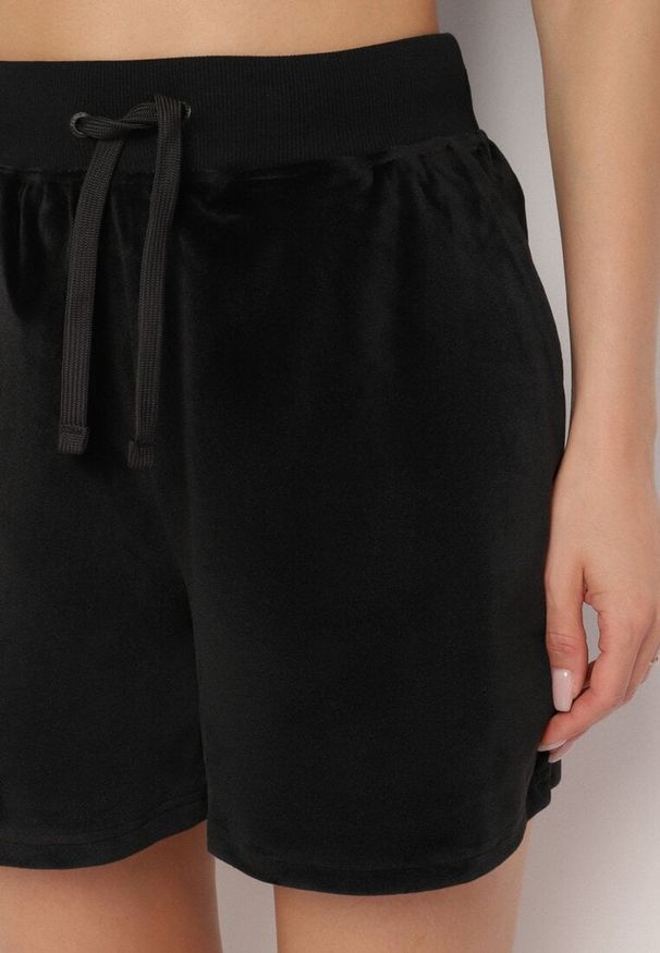 Born2be - Czarne Welurowe Szorty Ozdobione Wiązaniem Ralladia. Okazja: na co dzień, na spacer. Kolor: czarny. Materiał: welur. Wzór: aplikacja. Styl: casual