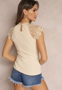 Renee - Beżowa Koronkowa Bluzka z Ozdobnym Dekoltem i Krótkim Rękawem Fereile. Kolor: beżowy. Materiał: koronka. Długość rękawa: krótki rękaw. Długość: krótkie. Wzór: ażurowy #5
