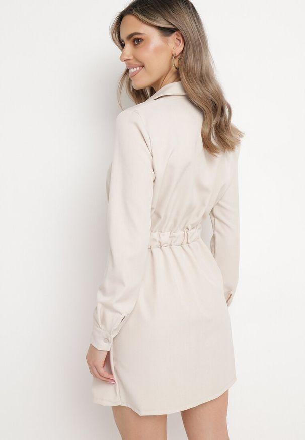 Born2be - Beżowa Sukienka Koszulowa z Plisowanym Asymetrycznym Dołem z Paskiem Vattea. Kolor: beżowy. Typ sukienki: asymetryczne, koszulowe