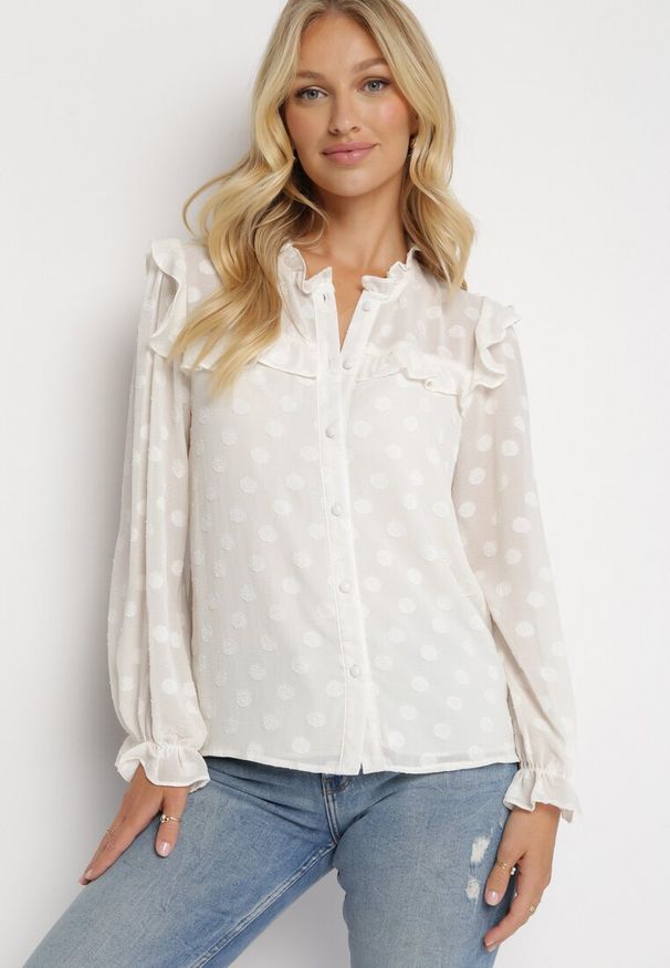 Born2be - Jasnobeżowa Koszula z Falbankami i Powlekanymi Guzikami Jaydalynn. Typ kołnierza: kołnierz z falbankami. Kolor: beżowy. Materiał: tkanina