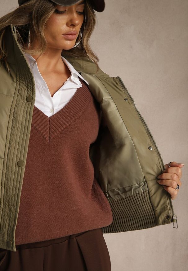 Renee - Zielona Przejściowa Kamizelka z Imitacji Skóry z Pikowanymi Przeszyciami Isomena. Typ kołnierza: kaptur. Kolor: zielony. Materiał: skóra. Wzór: aplikacja. Styl: klasyczny