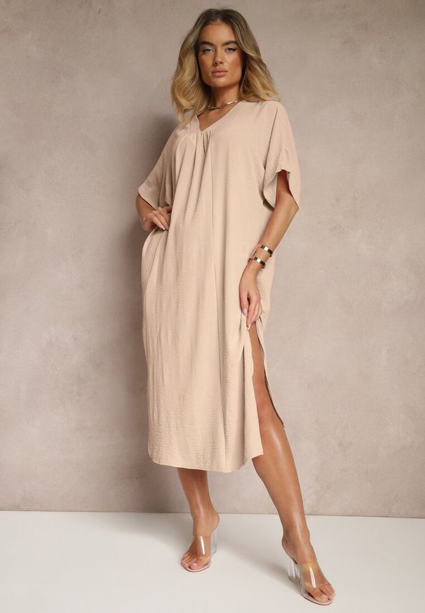 Renee - Beżowa Pudełkowa Sukienka z Bawełną i Marszczeniem Teleriela. Okazja: na co dzień. Kolekcja: plus size. Kolor: beżowy. Materiał: bawełna. Sezon: lato. Typ sukienki: proste, dla puszystych. Styl: casual, klasyczny