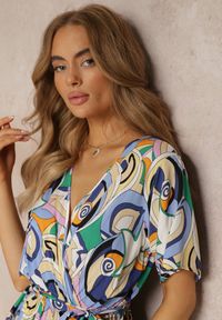 Renee - Niebieska Wzorzysta Sukienka Midi z Gumką w Talii z Wiskozy Angelett. Okazja: na co dzień. Kolor: niebieski. Materiał: wiskoza. Typ sukienki: kopertowe. Styl: casual. Długość: midi