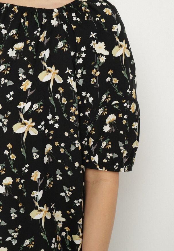Born2be - Czarna Bluzka ze Sztucznego Jedwabiu w Kwiaty Lisanithea. Okazja: na co dzień. Kolor: czarny. Materiał: jedwab. Wzór: kwiaty. Styl: elegancki, casual