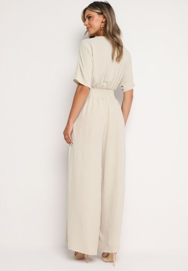 Born2be - Beżowy Kopertowy Kombinezon z Gumką w Talii i Szerokimi Nogawkami Vimashea. Okazja: na co dzień. Kolor: beżowy. Styl: casual, elegancki