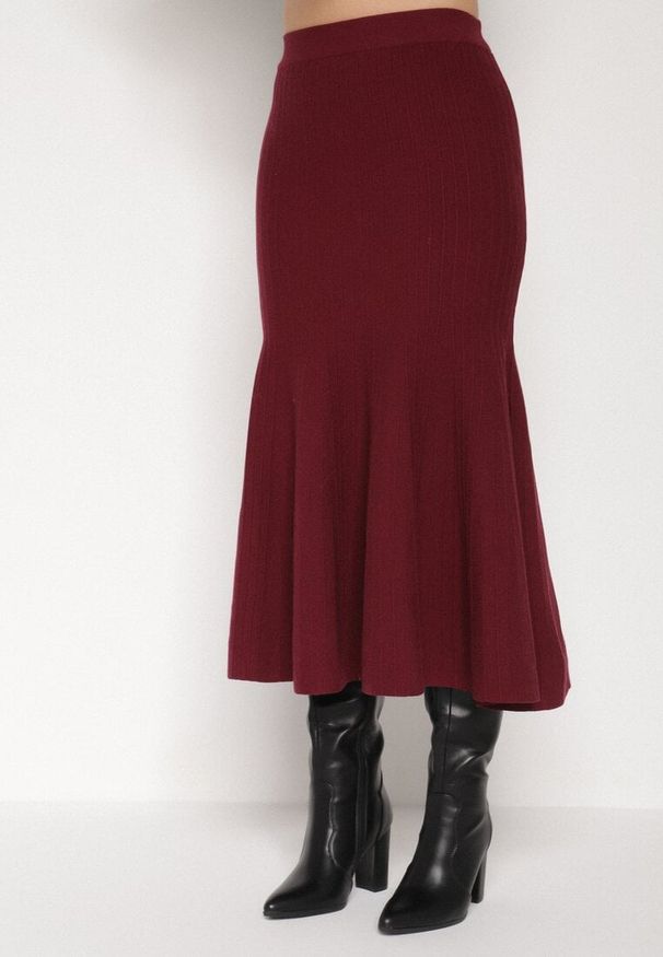 Born2be - Bordowy Dzianinowy Komplet z Wiskozą Spódnica i Sweter z Baskinką i Cyrkoniami Neora. Kolor: czerwony. Materiał: dzianina, wiskoza