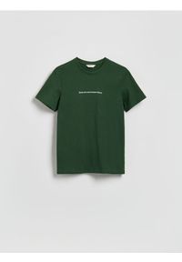 Reserved - T-shirt regular ze świątecznym napisem - ciemnozielony. Kolor: zielony. Materiał: dzianina, bawełna. Wzór: napisy. Styl: wizytowy #1