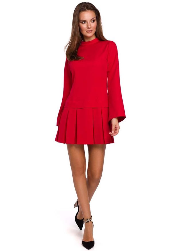 MAKEOVER - Czerwona Sukienka z Obniżoną Talią z Półgolfem. Kolor: czerwony. Materiał: poliester, elastan