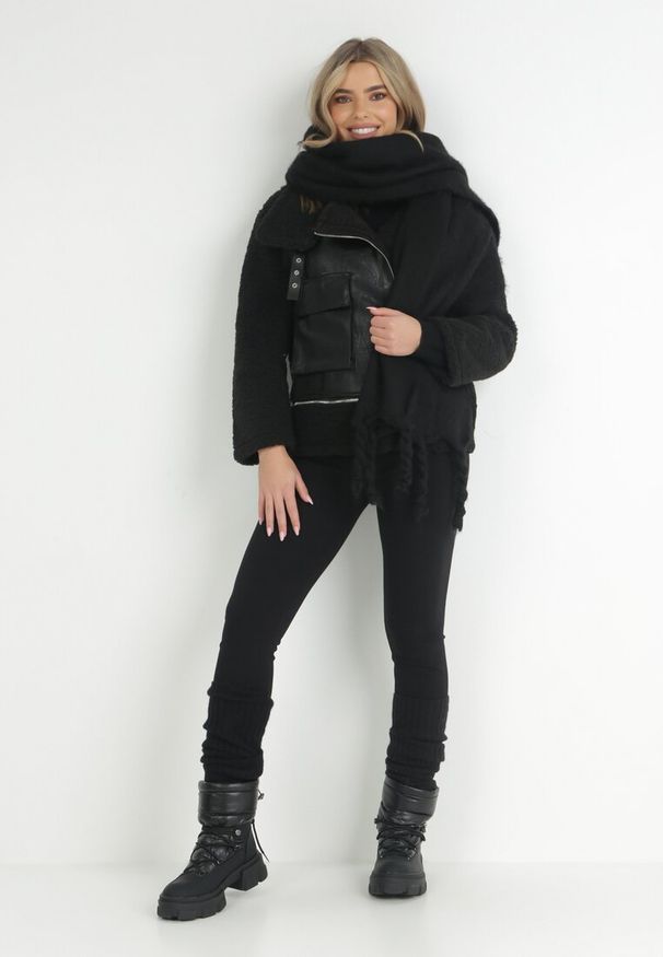 Born2be - Czarna Kurtka Biker z Imitacji Skóry i Kożuszka Zadesy. Okazja: na co dzień. Kolor: czarny. Materiał: skóra. Wzór: aplikacja. Styl: klasyczny, elegancki, casual
