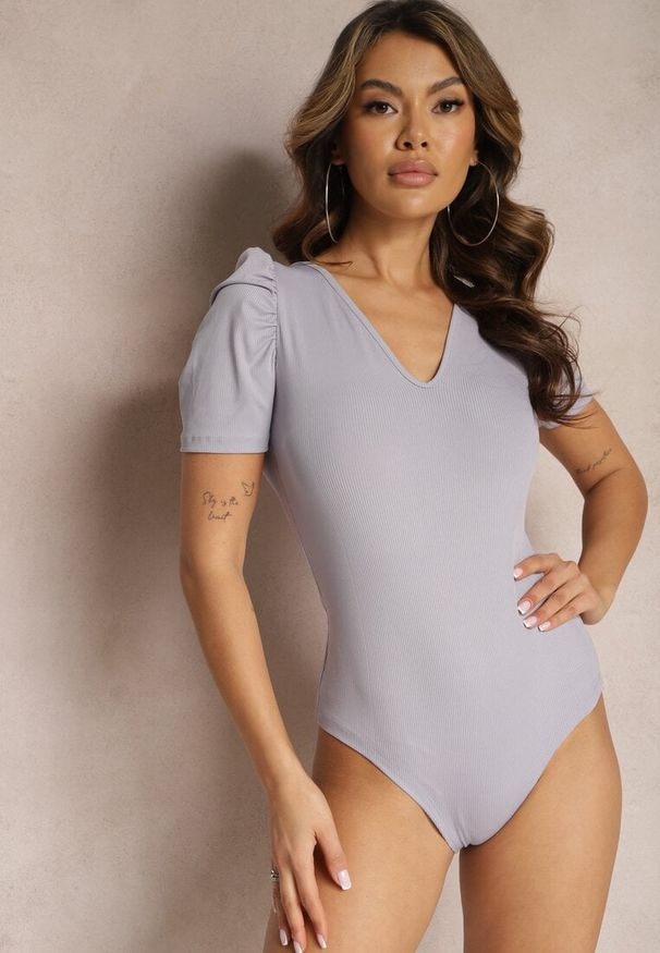 Renee - Szare Body z Dekoltem w V i Krótkim Rękawem Aslvine. Kolor: szary. Długość rękawa: krótki rękaw. Długość: krótkie