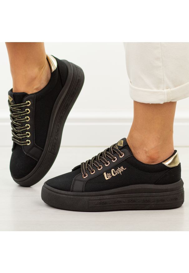 Czarne trampki damskie Lee Cooper 4476. Okazja: na co dzień. Nosek buta: okrągły. Zapięcie: sznurówki. Kolor: czarny. Materiał: tkanina. Sezon: wiosna, lato. Obcas: na platformie. Styl: casual, klasyczny, elegancki