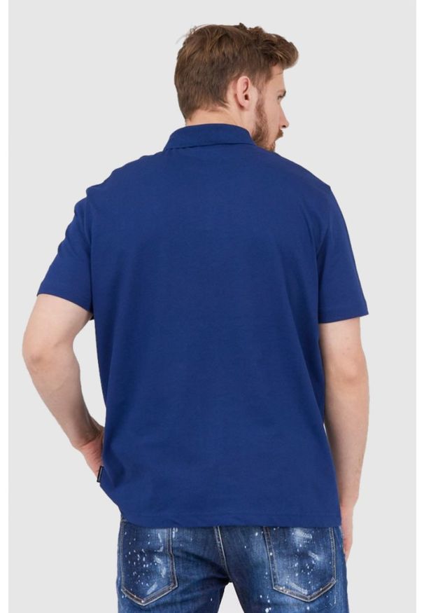 Armani Exchange - ARMANI EXCHANGE Granatowa męska koszulka polo w logo, Rozmiar XXL. Typ kołnierza: polo. Kolor: niebieski. Wzór: ażurowy