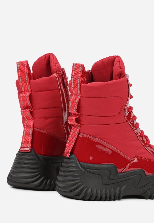 Born2be - Czerwone Sznurowane Śniegowce VICES z Lakierowanymi Wstawkami i Tłoczeniami Reisanna. Okazja: na co dzień. Kolor: czerwony. Materiał: lakier. Styl: casual, sportowy