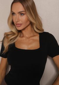 Renee - Czarna Bluzka z Modalem Wiskozą i Kwadratowym Dekoltem Sanelora. Okazja: na co dzień, na randkę. Typ kołnierza: dekolt kwadratowy. Kolor: czarny. Materiał: wiskoza. Sezon: lato, wiosna. Styl: elegancki, casual